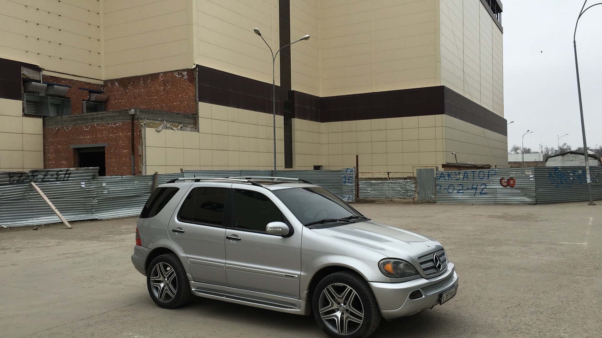 Na ml. Mercedes-Benz m-class w163. Mercedes Benz ml 163. Мерседес мл 163 кузов. Mercedes w163 ml колеса r18.