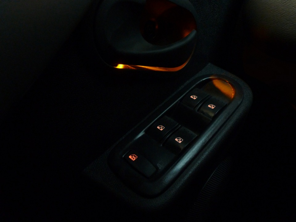 Подсветка кнопок рено логан. Подсветка кнопок стеклоподъемниками Renault Duster. Подсветка кнопок стеклоподъемников Рено Дастер 2012 года. Подсветка кнопок Рено Логан 2. Подсветка кнопок Рено Дастер.