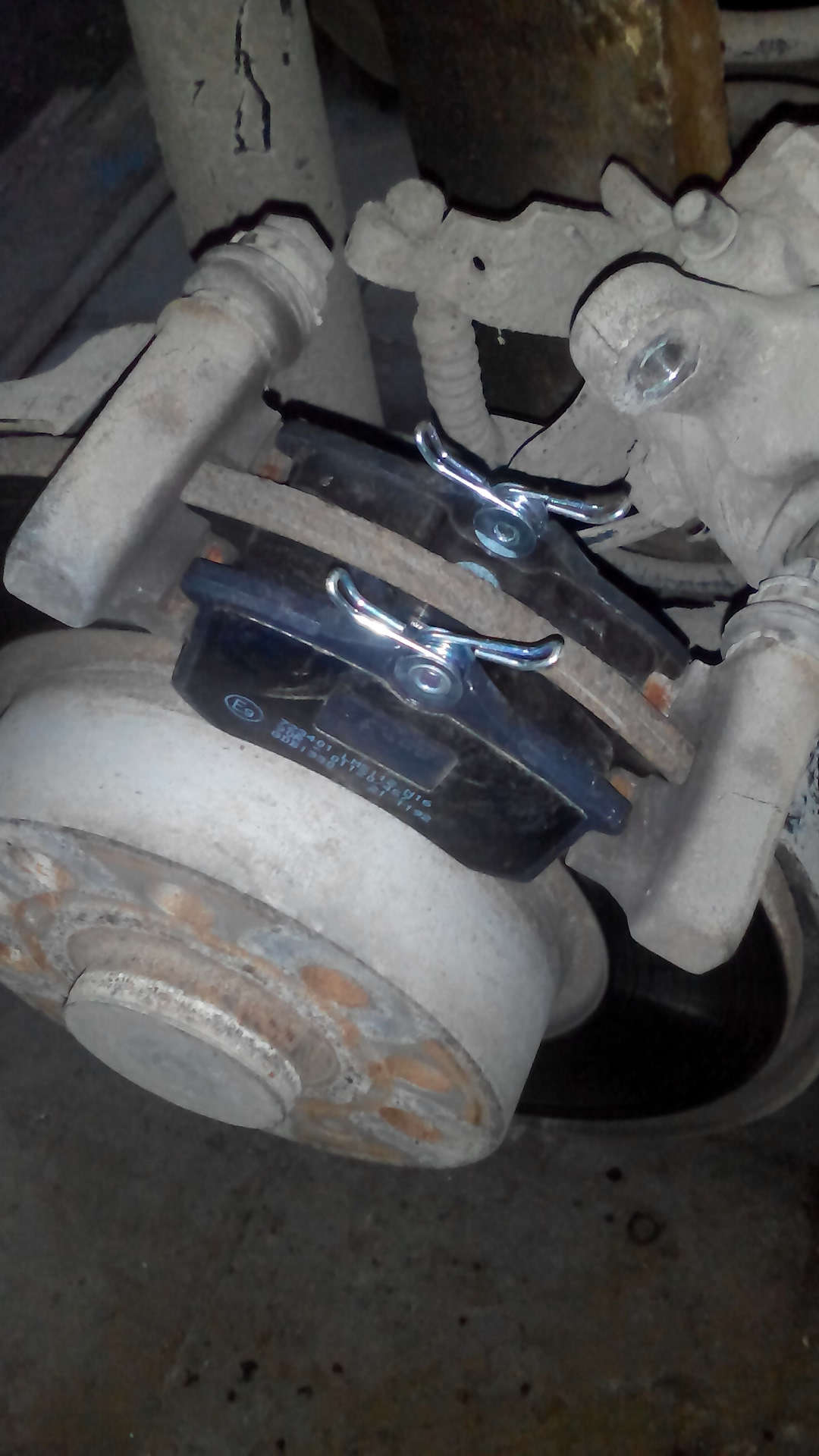 Пыльник поршня суппорта mb с204. Лифан пыльник поршня суппорта. Пыльники переднего суппорта 2104. Суппорт тормозной передний ваз приора. Как одеть суппорт.