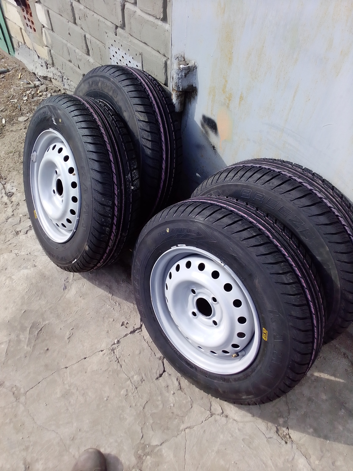 Колеса 175 70 r13. Резина Кама Breeze r 13. Кама Бриз 175/70 r13. Кама Бриз р13. Кама 175/70 r13 лето.