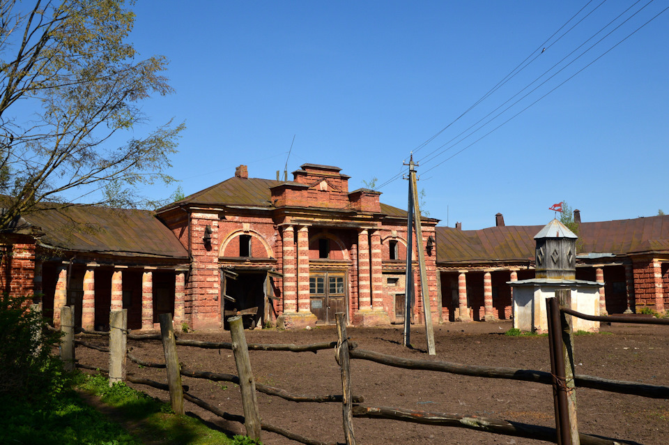 волышево усадьба строгановых история. 75c9599s 960. волышево усадьба строгановых история фото. волышево усадьба строгановых история-75c9599s 960. картинка волышево усадьба строгановых история. картинка 75c9599s 960. В июне прошлого года я вместе с подругой побывала на Псковщине, у нашей одноклассницы. Живет она в маленьком городе Порхов, что расположен на реке Шелонь, в 88-ми километрах от Пскова. Древний русский город. Первое упоминание о котором приходится на 1239 год. Город-крепость. Увидевший и переживший на своем веку много интересного и сложного. Но мой рассказ не о нем, а о судьбе усадьбы Волышево. Усадьбе, которая когда-то была украшением не только этих мест, но и всей богатейшей империи Строгановых. Усадебный комплекс в Волышево называли «жемчужиной» имений Строгановых. Она входила в 20-ку роскошных и красивейших усадебных комплексов в России конца XIX – начала ХХ века. волышево усадьба строгановых история. 75c9599s 960. волышево усадьба строгановых история фото. волышево усадьба строгановых история-75c9599s 960. картинка волышево усадьба строгановых история. картинка 75c9599s 960. В июне прошлого года я вместе с подругой побывала на Псковщине, у нашей одноклассницы. Живет она в маленьком городе Порхов, что расположен на реке Шелонь, в 88-ми километрах от Пскова. Древний русский город. Первое упоминание о котором приходится на 1239 год. Город-крепость. Увидевший и переживший на своем веку много интересного и сложного. Но мой рассказ не о нем, а о судьбе усадьбы Волышево. Усадьбе, которая когда-то была украшением не только этих мест, но и всей богатейшей империи Строгановых. Усадебный комплекс в Волышево называли «жемчужиной» имений Строгановых. Она входила в 20-ку роскошных и красивейших усадебных комплексов в России конца XIX – начала ХХ века.