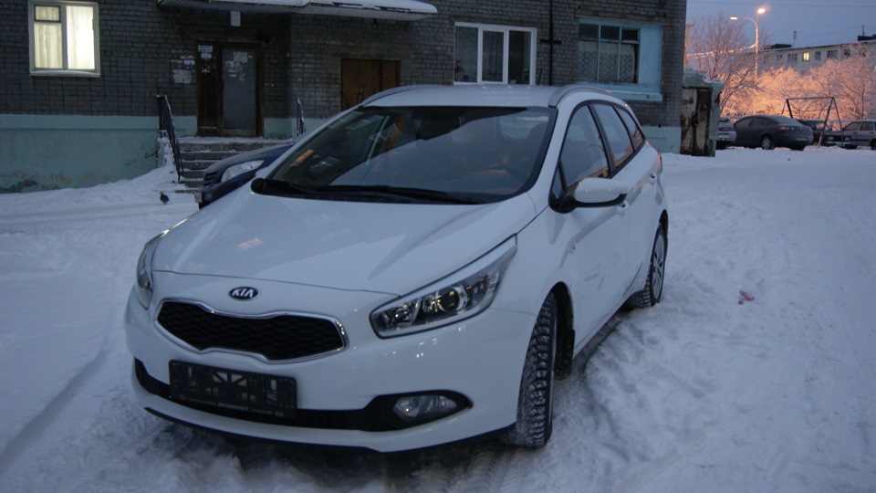 Разбитая Kia Ceed белая купе