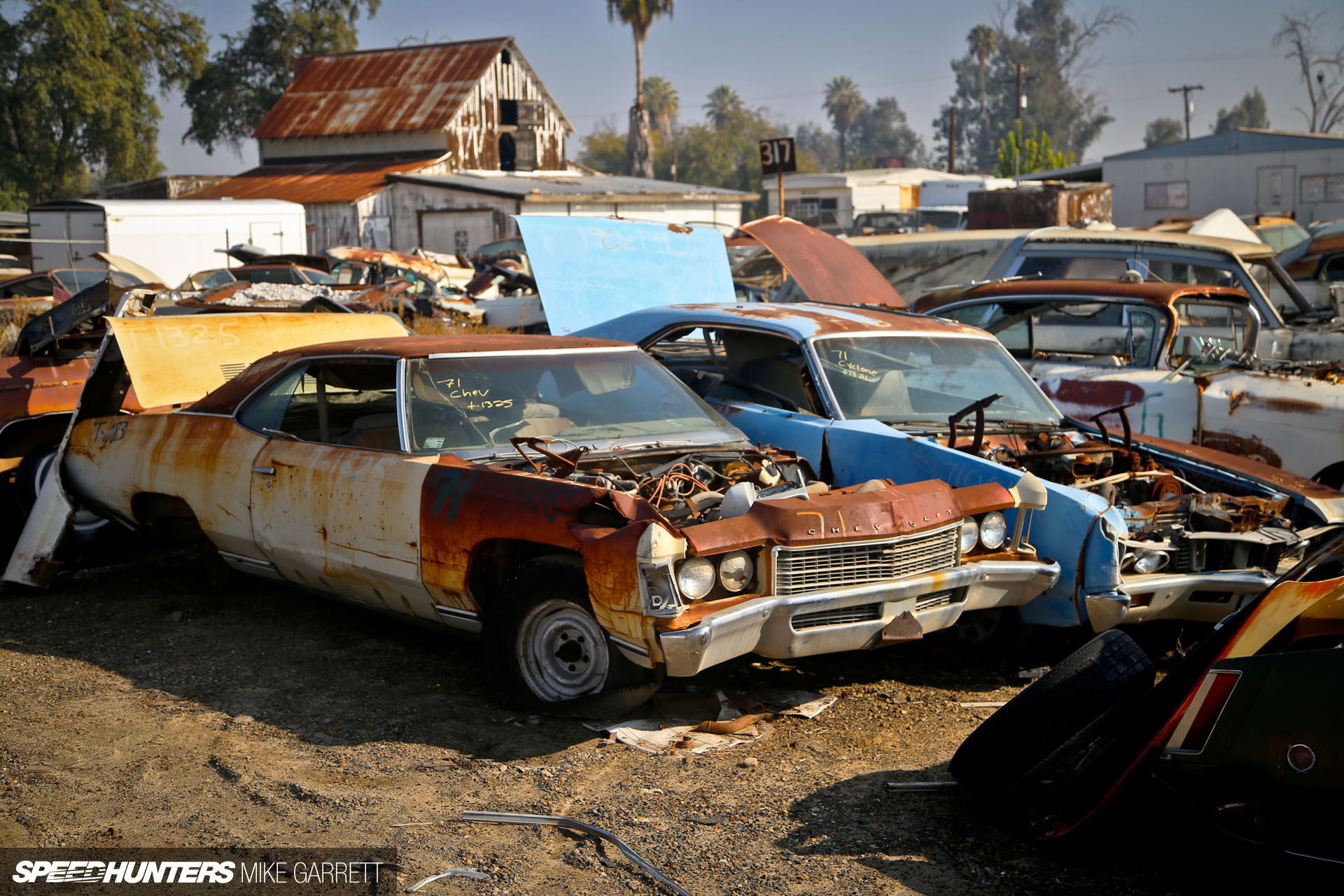 Свалка машин. Свалка Junkyard Америка. Джанкярд в Америке. Самая большая автосвалка Америка. Свалка автомобилей в Америке.