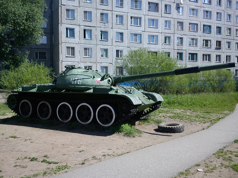 Купить танк в омске. Танк во дворе Омска. Т-62 во дворе в Омске. Танк на Королева в Омске. Т34 в Омске во дворе.