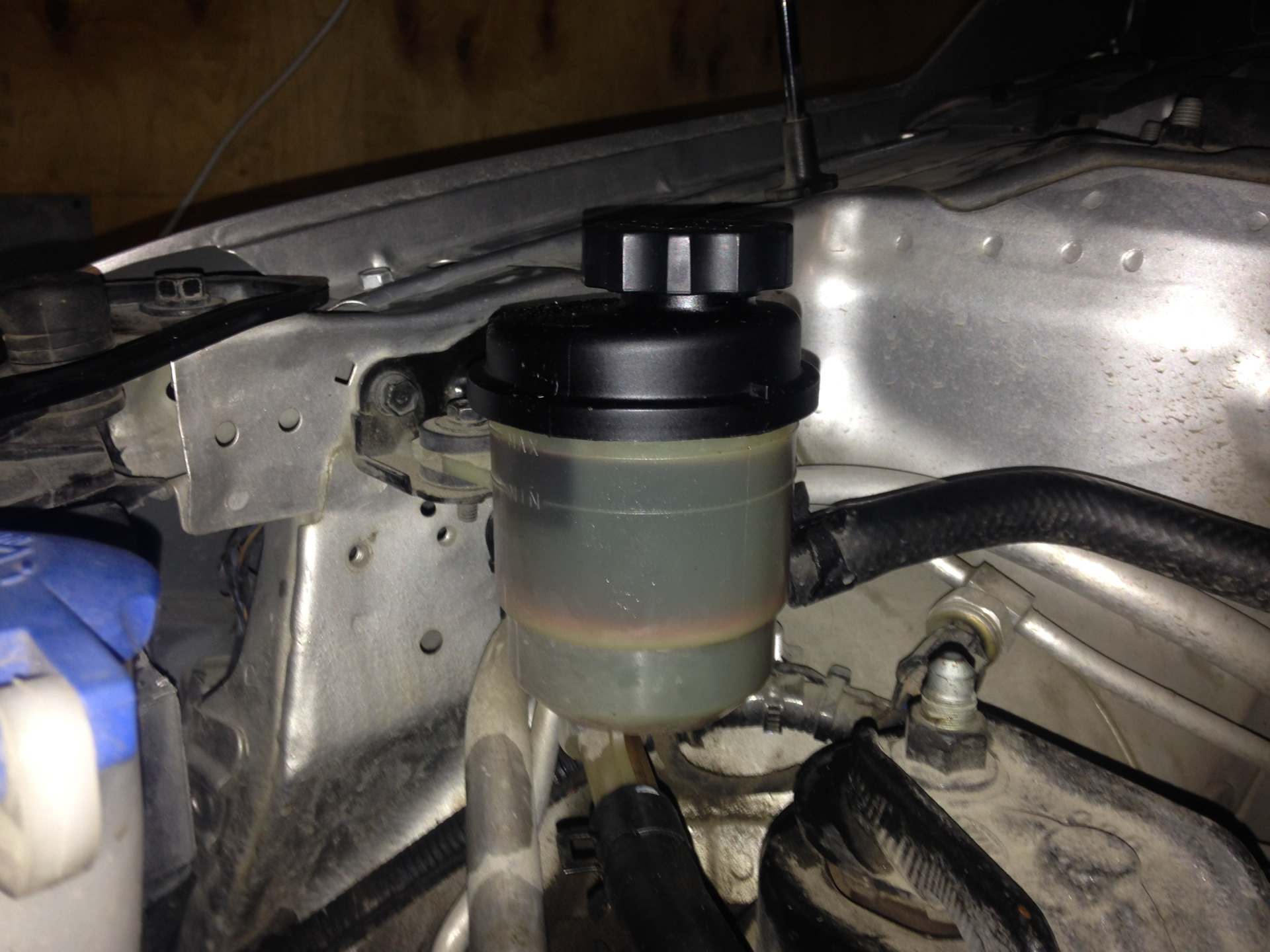 Патрубок рулевой рейки камаз. Вытекание жидкости. Вытекает жидкость из ноги. Рено логан 2 утечка масла гур. Вытек гур.