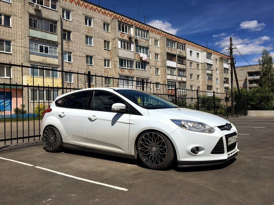 Диски на форд фокус 3. Ford Focus 3 хэтчбек Tuning. Белый Форд фокус 3 хэтчбек на дисках. Форд фокус 3 хэтчбек на дисках. Фф3 хэтчбек белый.