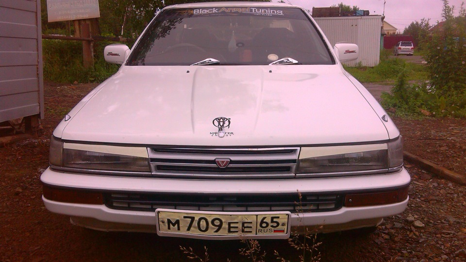 Установил знак toyota на капот для красоты!))))вырезал реснички из