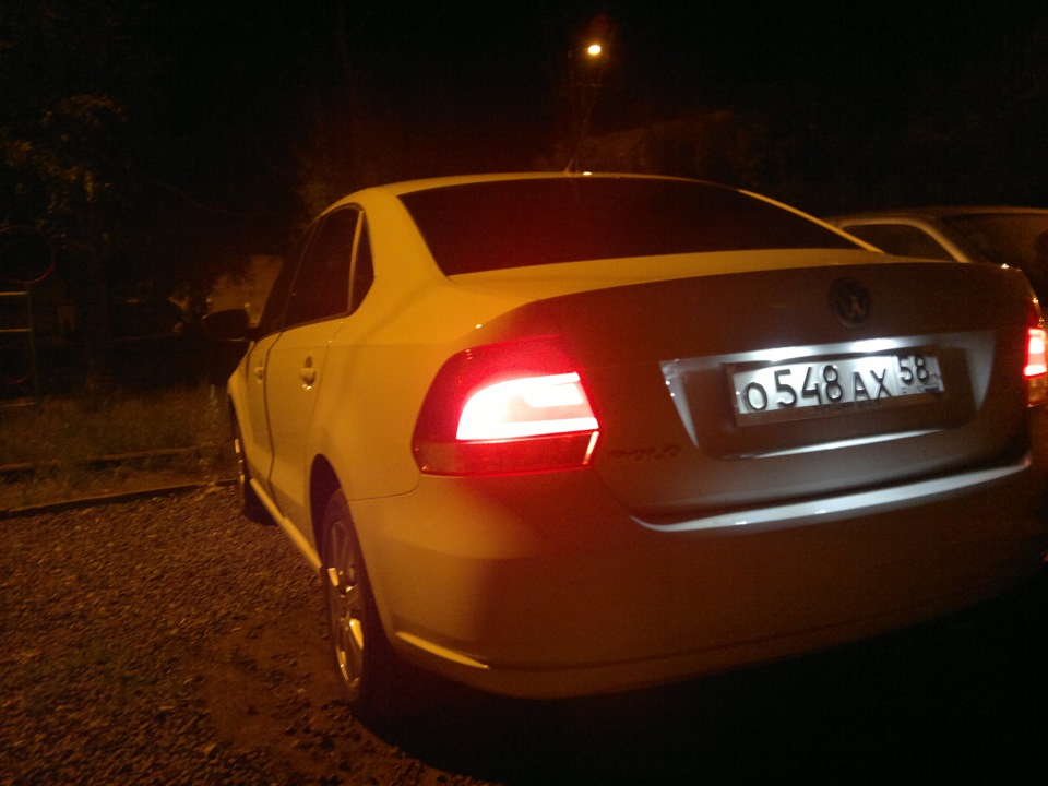Рамка из нержавейки+диоды — Volkswagen Polo Sedan, 1,6 л, 2012 года ...