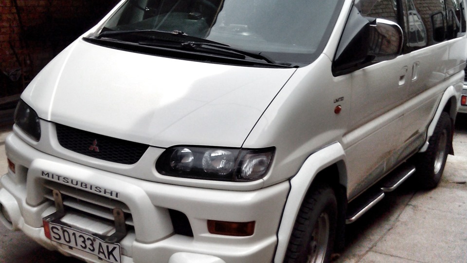 Mitsubishi Delica Белая 3.0 6 g72