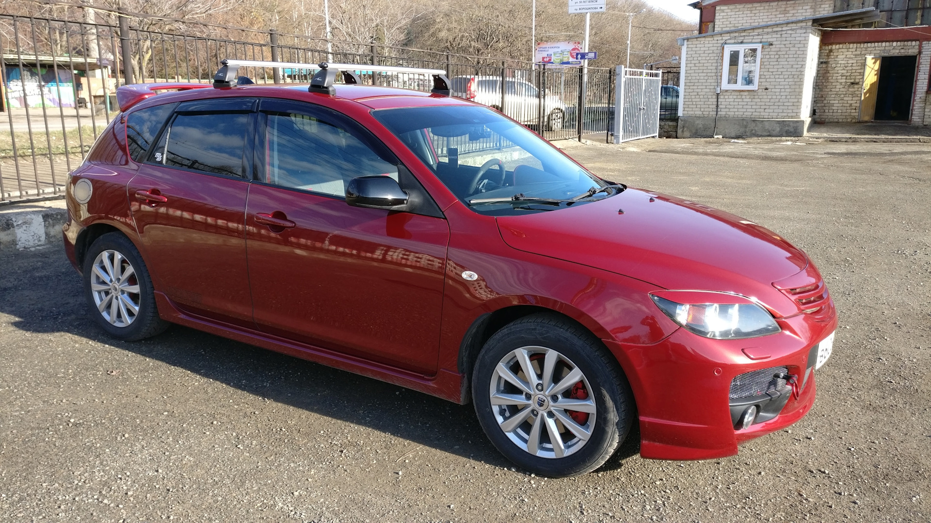 Поменяю мазду 3. Поперечины Mazda 3. Поперечины Мазда 3 БК седан. Крыша Mazda 3 BK. Плавники на крышу на Мазда 3 БК хэтчбек 2008.