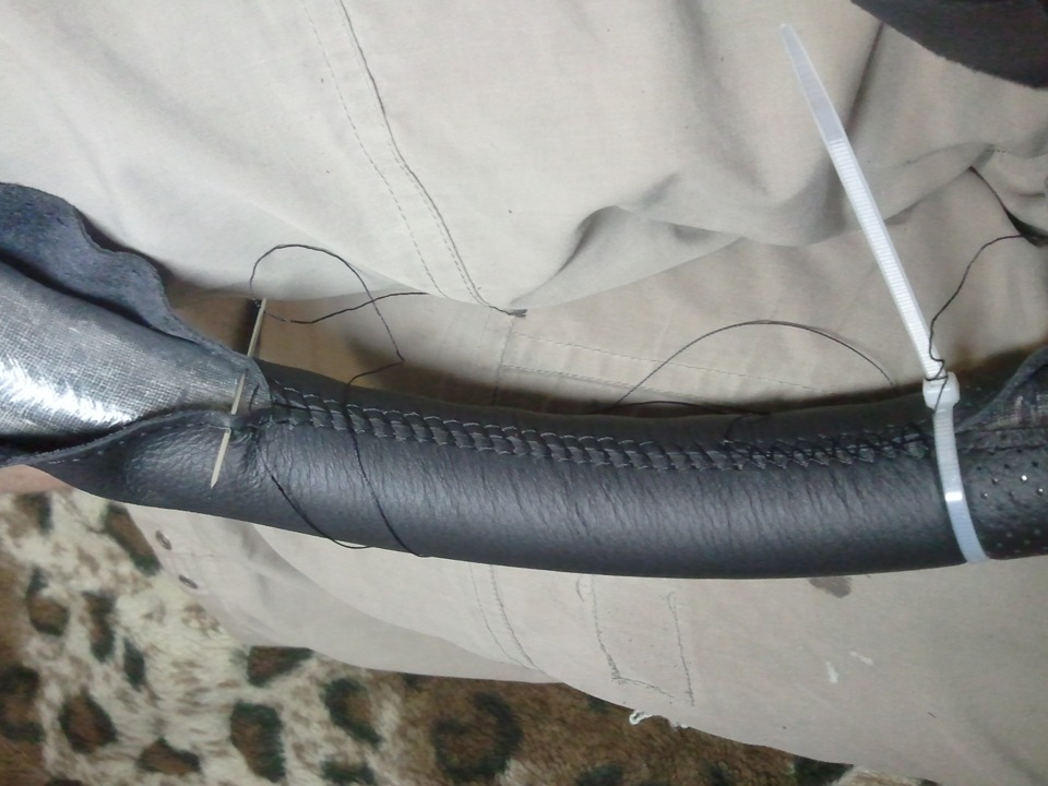 видно, как начал одним швом, но перешёл на другой. Начало потом распустил и сделал всё одинаковым швом — Hyundai Solaris (1G)