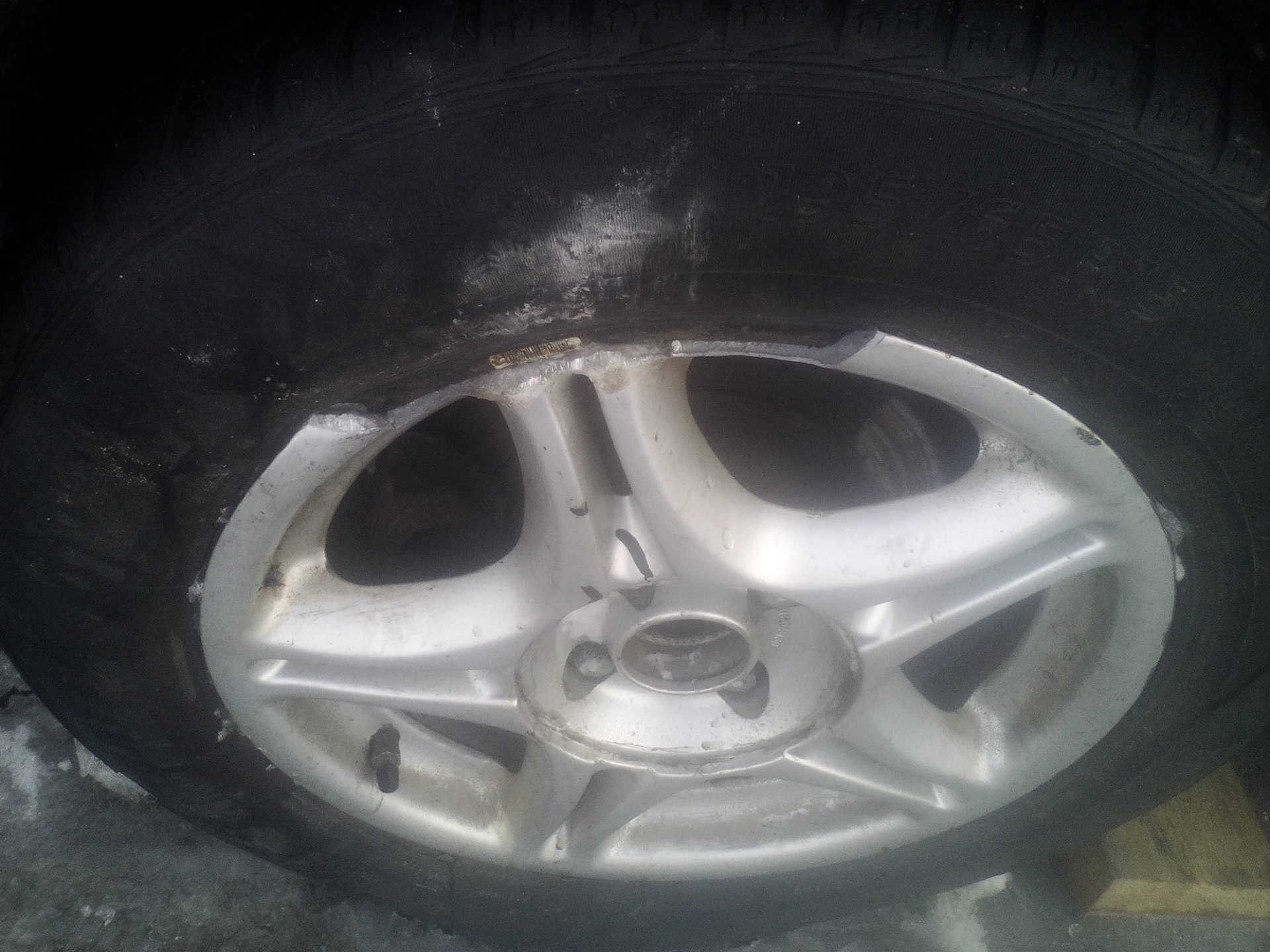 Влетел в бордюр на своей ляльке… — Renault Laguna I, 2 л., 1999 года ...