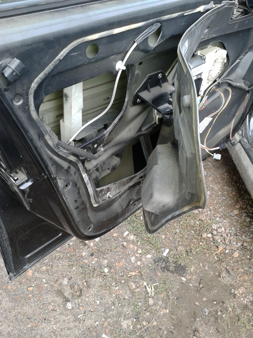 №39: Фото клиренса и замок в двери водителя — Peugeot 307, 1,6 л, 2006 ...