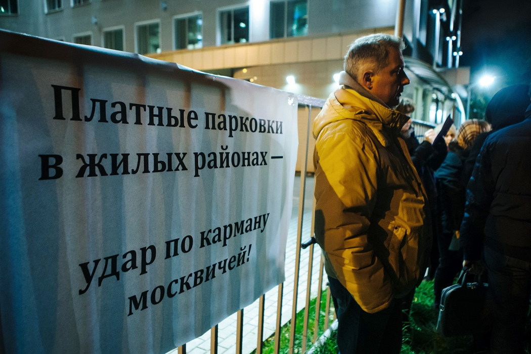 люди на улице города. вынесет на улицу.