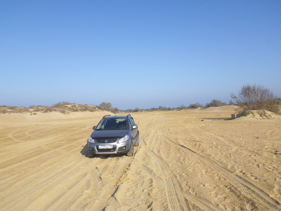 Чуть больше газа, чуть меньше давление в колесах и пепелац идет по песку как по нормальной грунтовке. — Suzuki SX4 (1G)