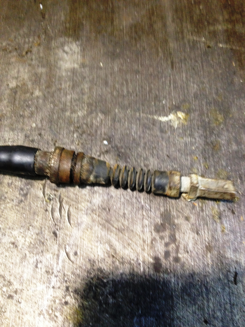 Правый трос ручника — виновник торжества — Honda Accord (7G)