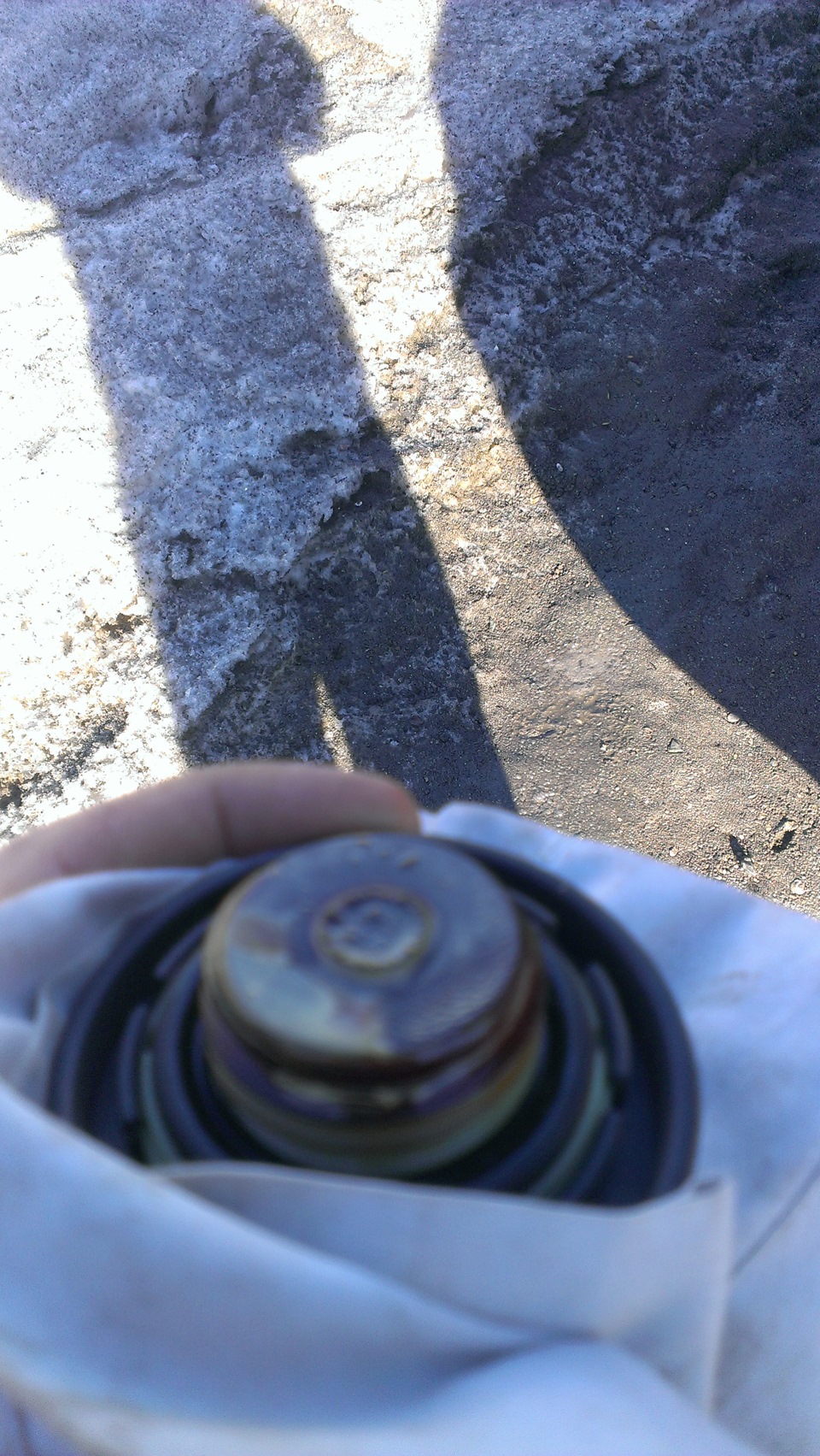 Белая эмульсия на маслозаливной крышке. — Hyundai Tucson (JM), 2 л ...