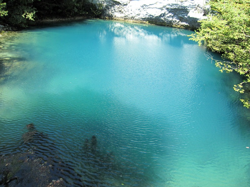 Голубые абхазии. Голубое озеро Рица Абхазия. Сухум голубое озеро. Новый Афон голубое озеро. Абхазия голубое озеро каньон.