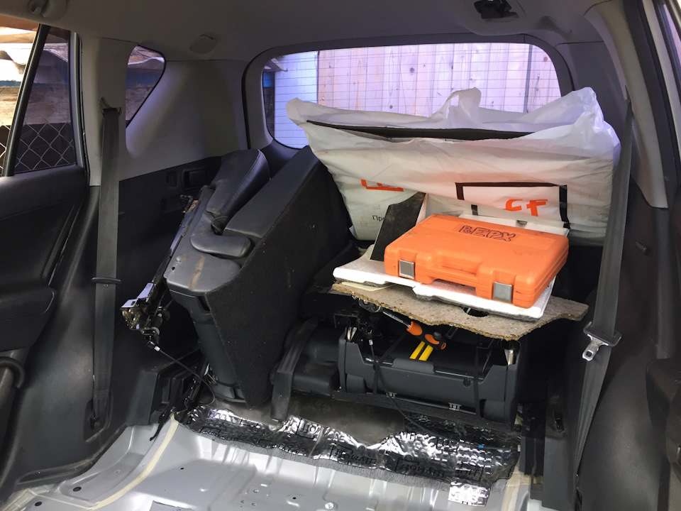 Не смог снять задние сидения, их затолкал в багажник, багажник у меня уже был зашумлен — Toyota RAV4 (III)