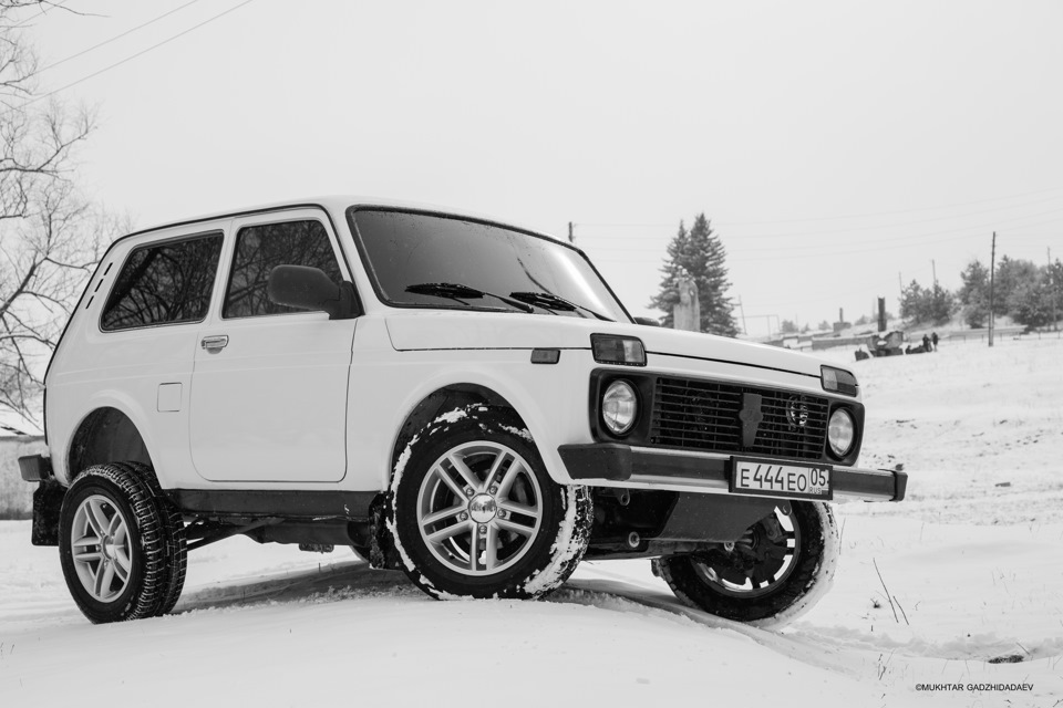 Алтайская нива. Niva 4х4. Lada 4x4 Niva белый. Niva 4х4 cheюшильдик. Niva 4x4 yigilmiş.