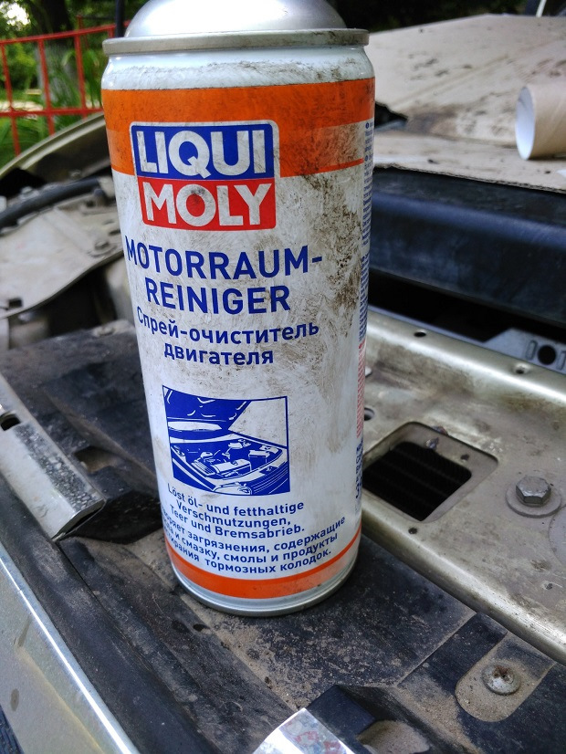 Очиститель подкапотного пространства ликви моли. Подкапотный очиститель. Автошампунь для подкапотного пространства. Жидкость для промывки подкапотного пространства. Очиститель двигателя универсальный lavr.