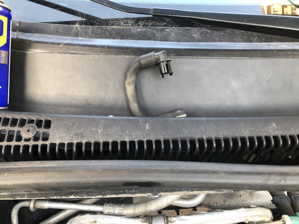 2. Вынимаем эту трубку, она будет мешать — Ford Fusion