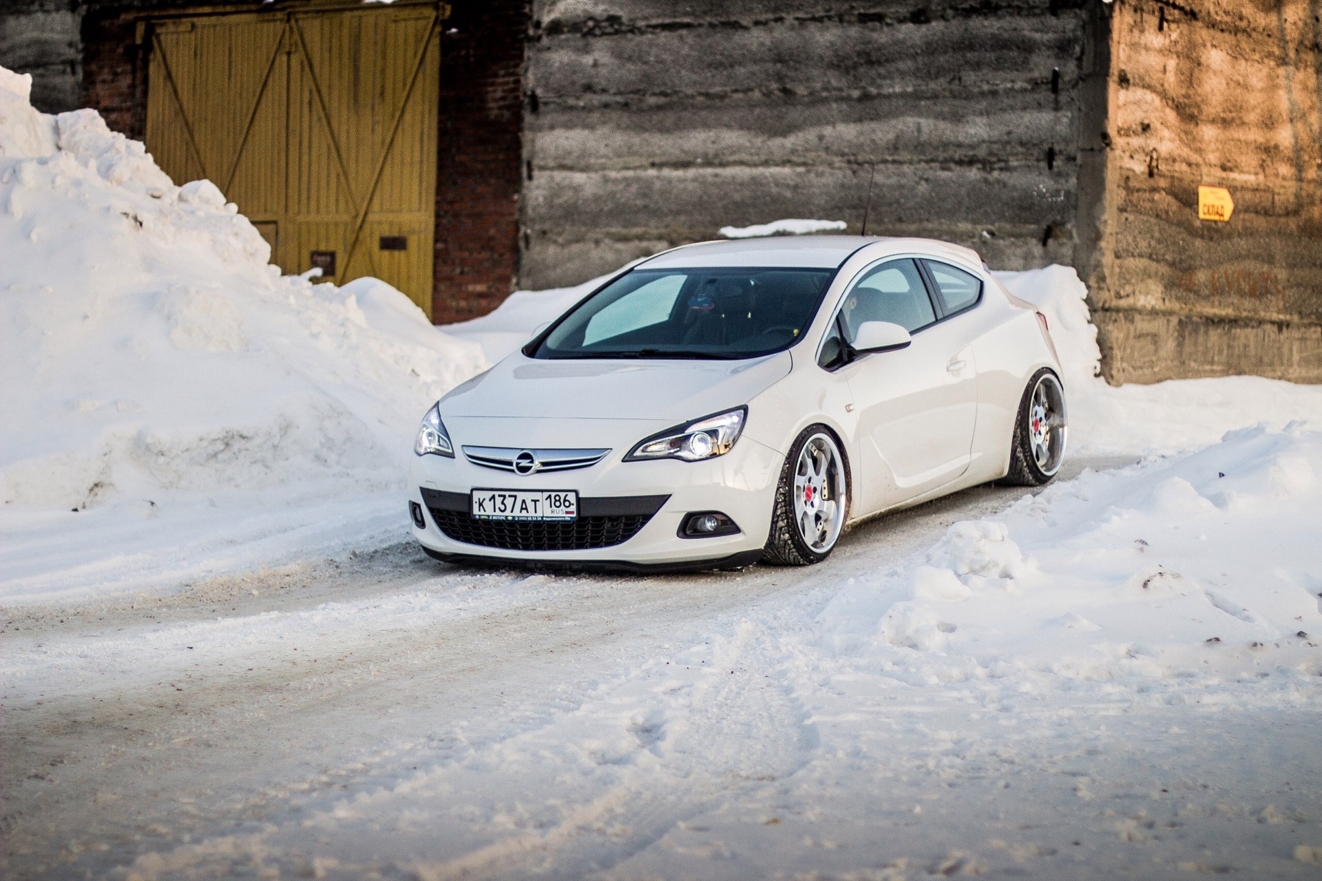 Opel Astra GTC 2012 stance