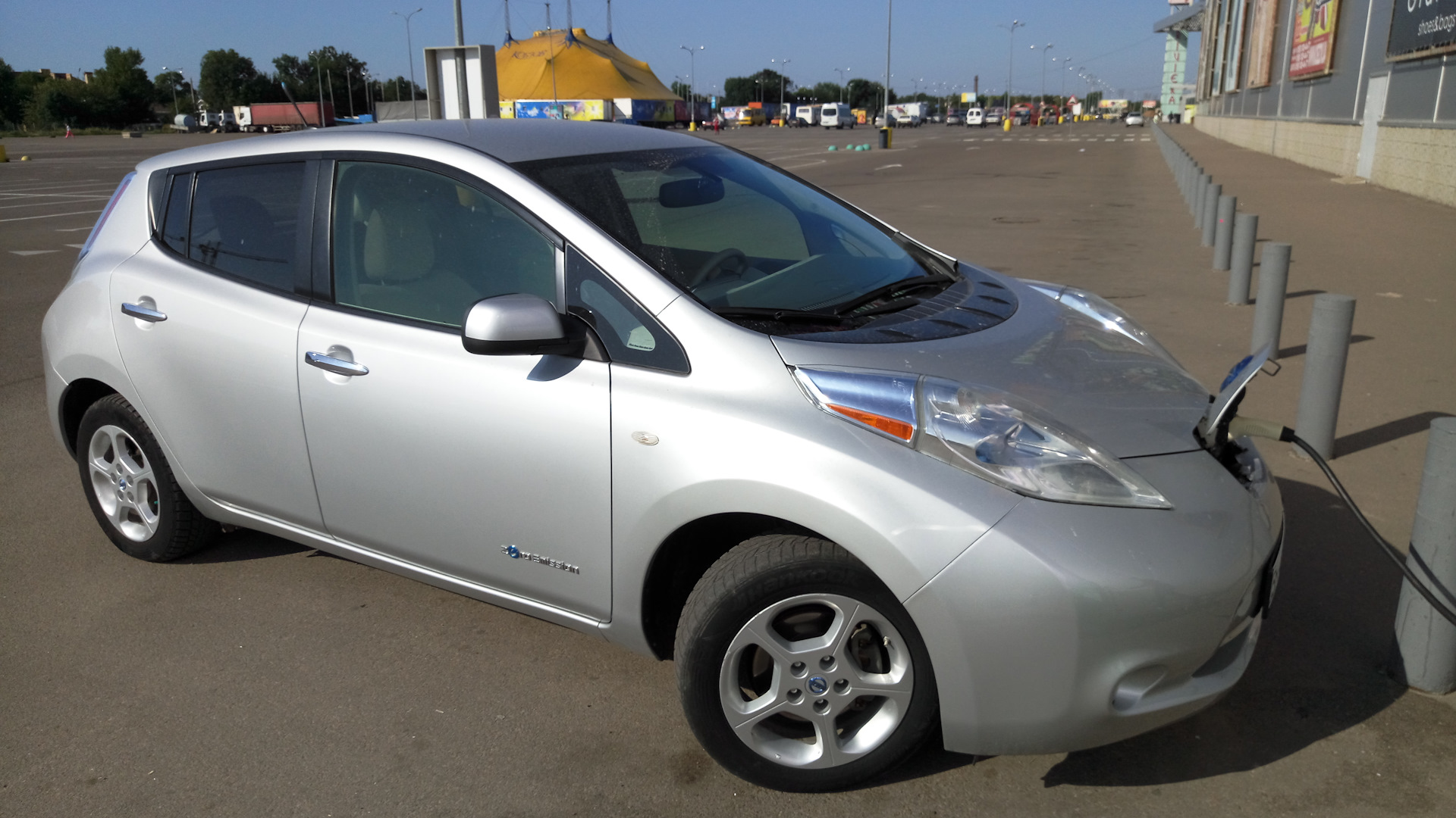 Ниссан лиф отзывы владельцев. Nissan Leaf 2011. Ниссан лиф 2011. Nissan Leaf Leaf 2011. Зарядка Ниссан лиф.