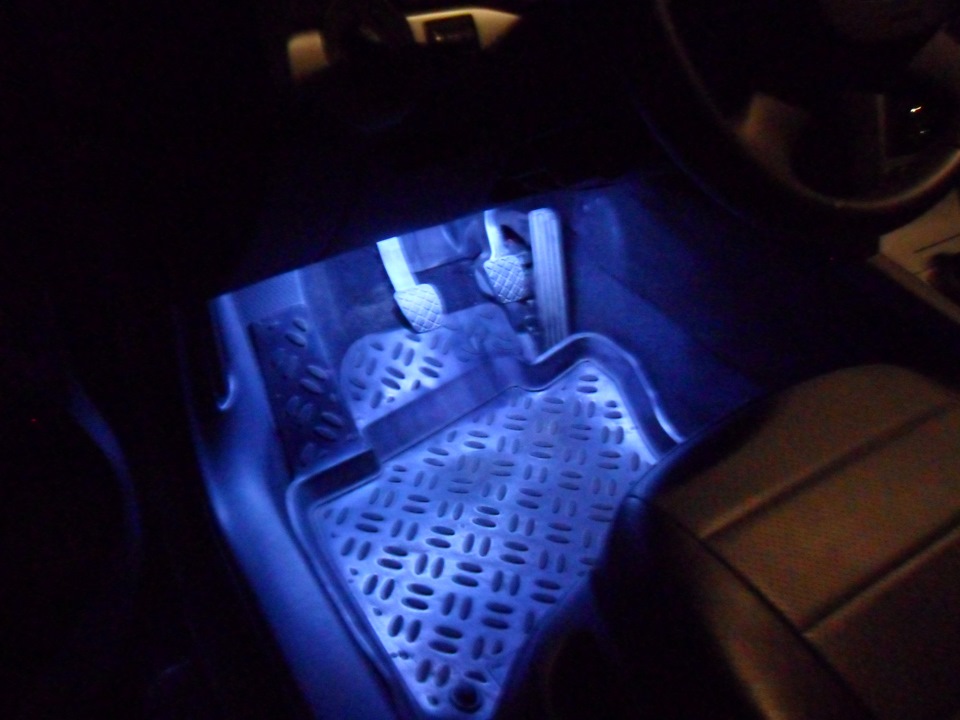 Подсветка пространства ног. — Skoda Octavia A5 Mk2, 1,6 л, 2012 года ...