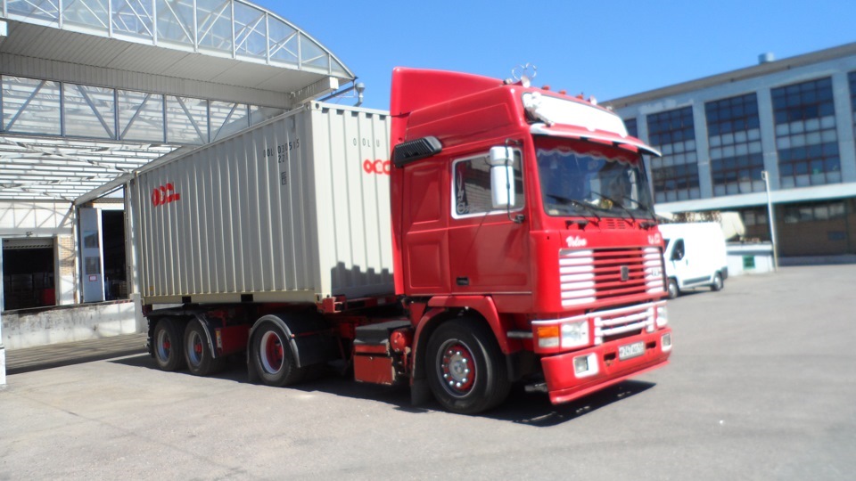 Вакансии контейнеровоз водитель в москве. Volvo f10 контейнеровоз. Вольво ф12 с полуприцепом. Volvo fh12 контейнеровоз. Volvo f10/f12.