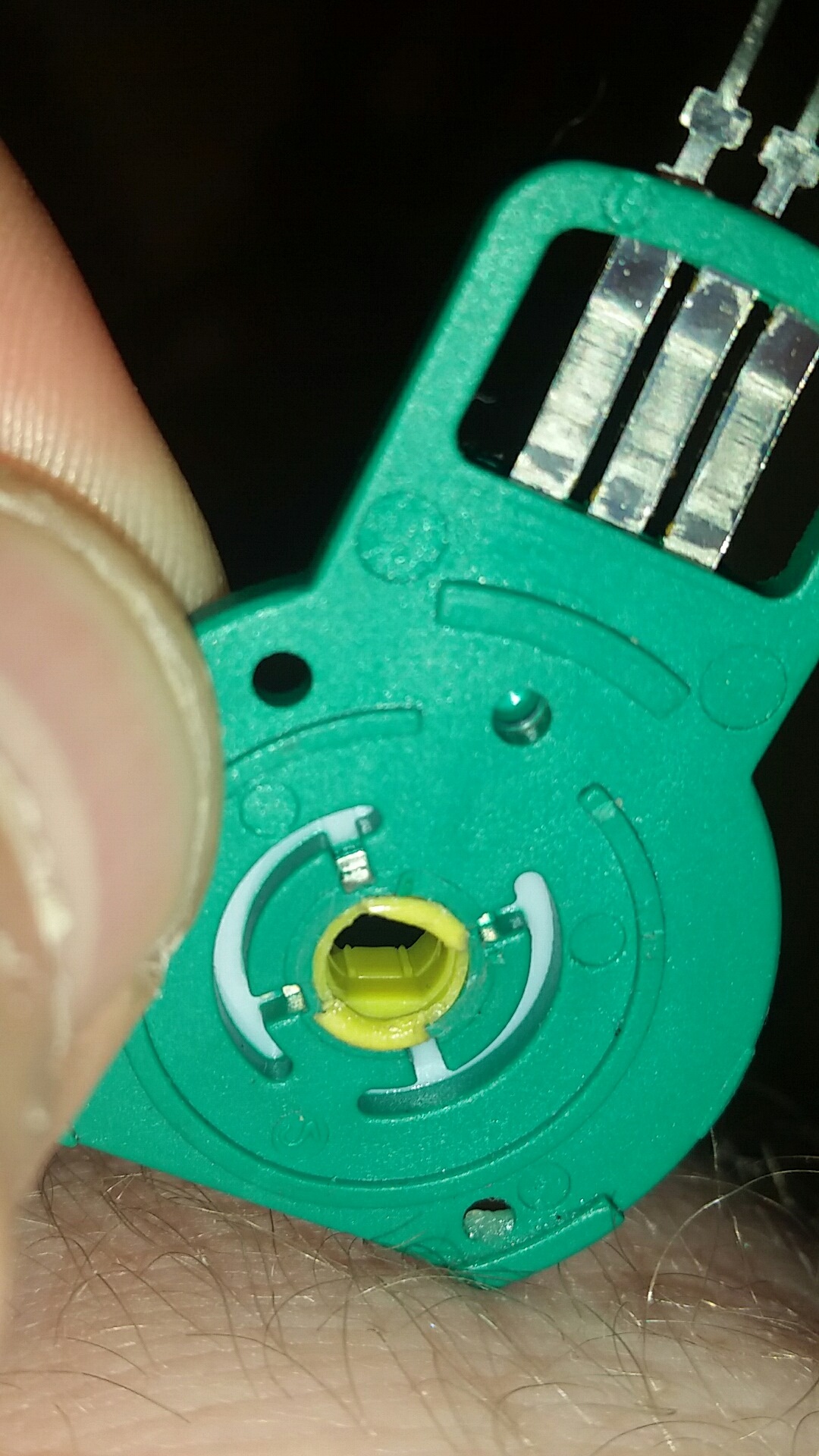 потенциометр на электрогитаре сломался. чистка потенциометра. восстановление потенциометра. восстановление переменного резистора громкости. чистка потенциометра.