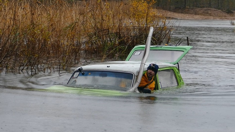 Уаз едет под водой