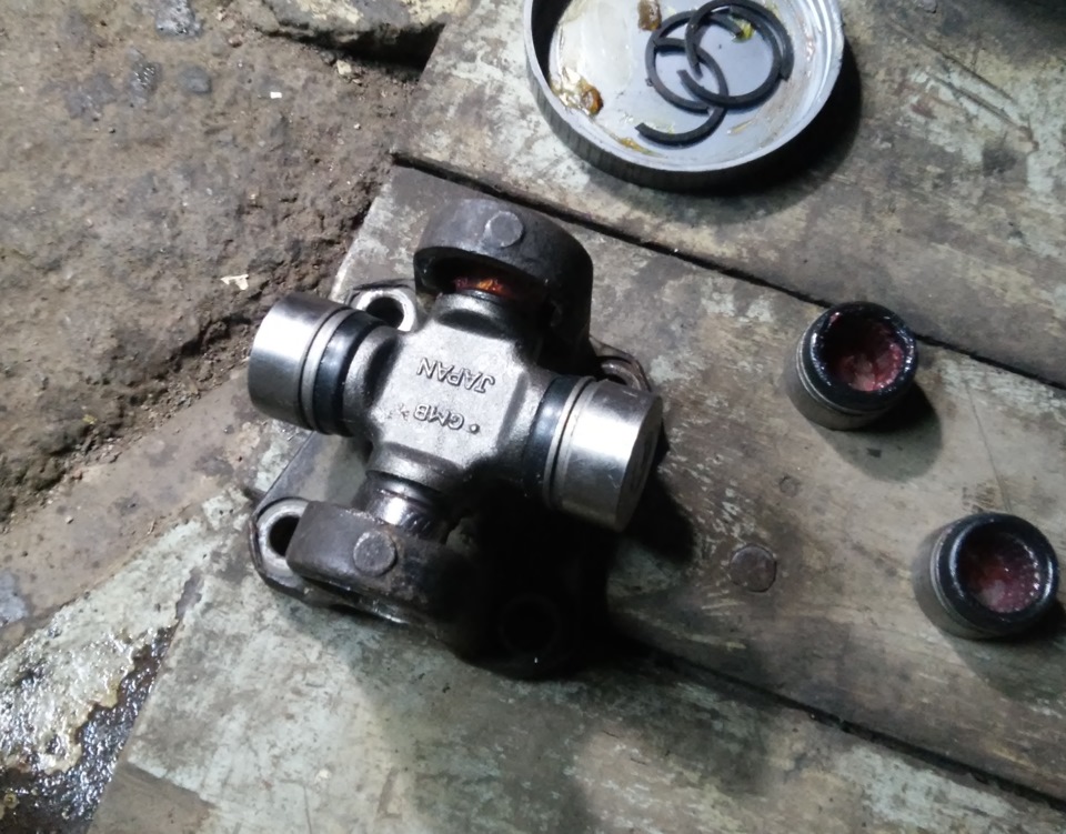 Меняем крестовину- избавляемся от вибрации. Ну и С Новым Годом ...