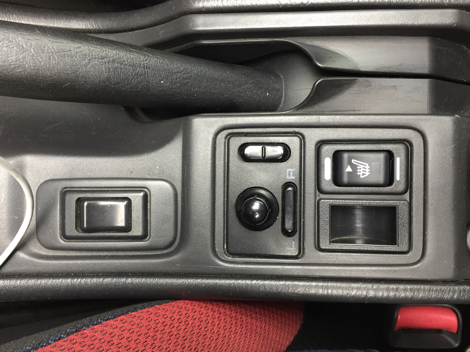 Субару обогрев. Субару Форестер 2 кнопка обогрева зеркал. USB разъем Subaru. Подогрев сидений Subaru Impreza 2017. Кнопка подогрева Subaru SF.
