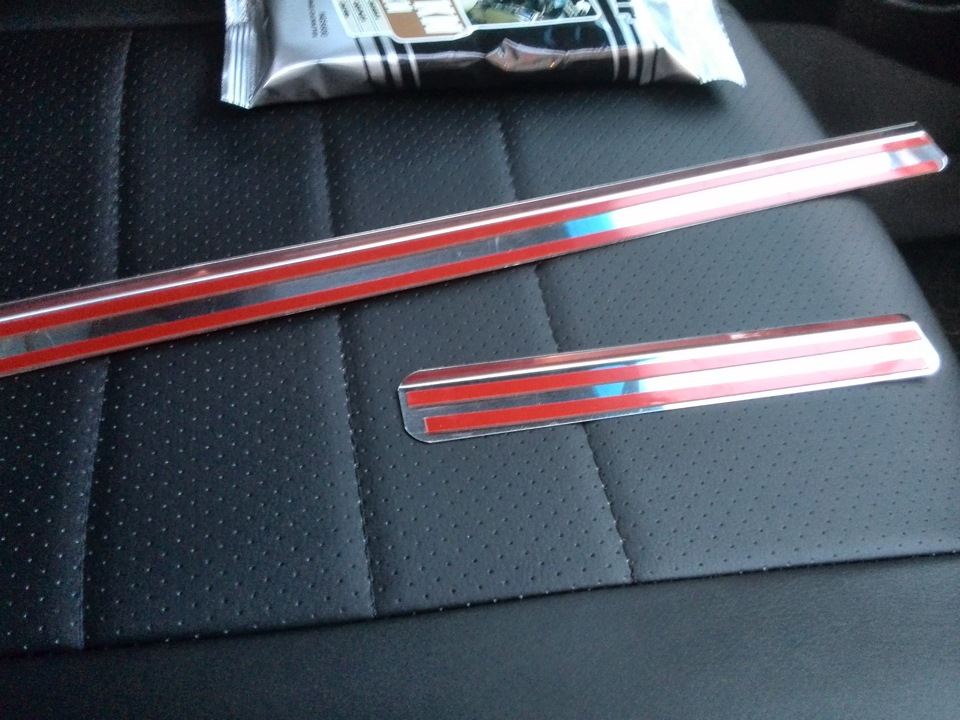 Обратная сторона. 2 ленты двустороннего скотча.Прилипла намертво. — Chevrolet Lacetti 5D