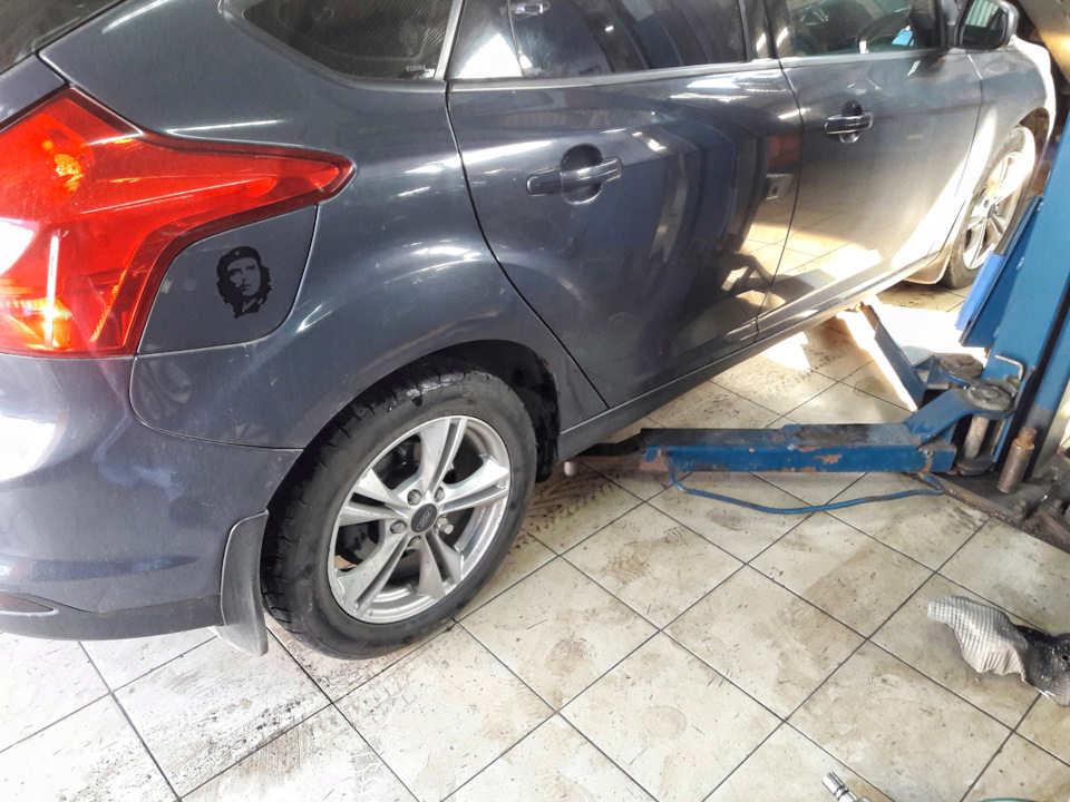 На подъемнике — сподручней, особенно, когда куришь в сторонке ))) — Ford Focus Hatchback III