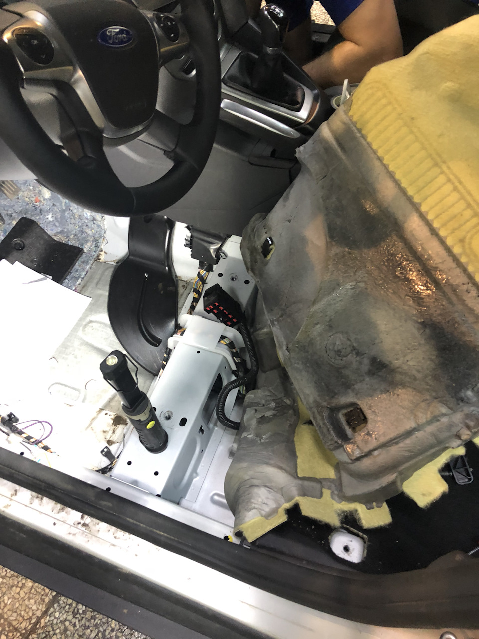 Проводка подогрева сидений — Ford Focus III Hatchback, 2 л, 2012 года ...