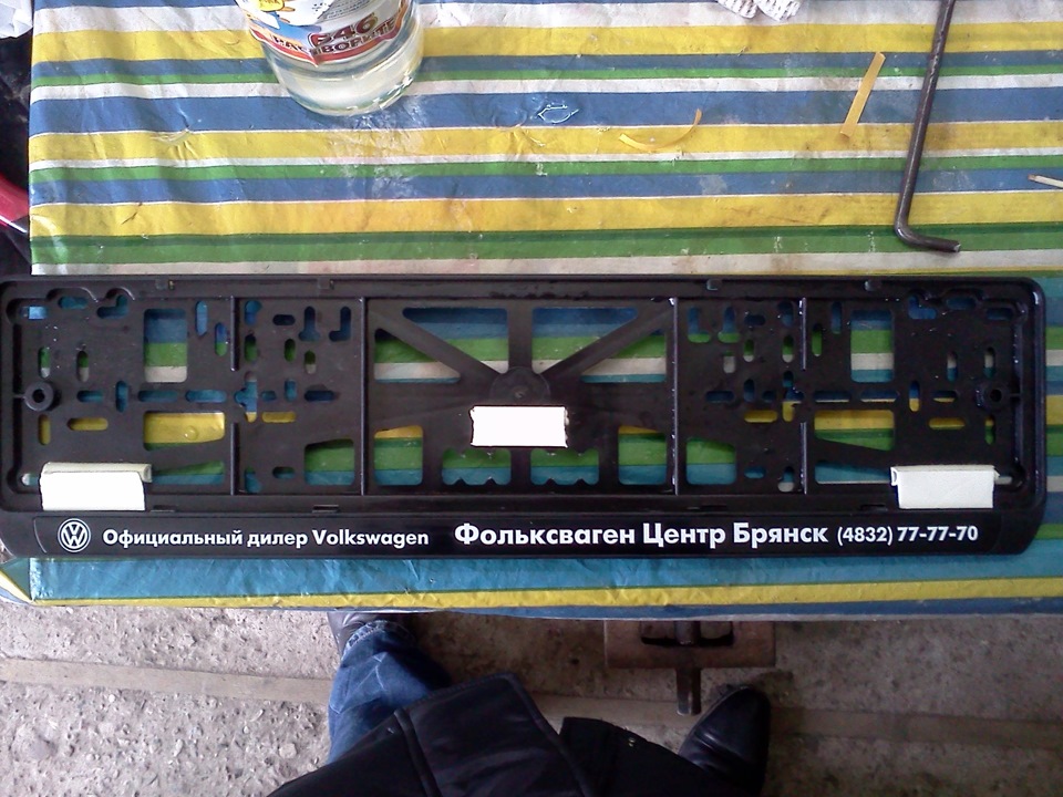 Уплотнитель на стороне рамки прилегающей к номеру. — Volkswagen Polo Sedan
