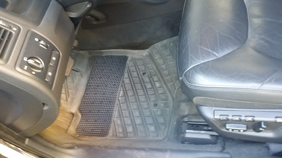 Отреставрировал водительский коврик. — Volvo S60 (1G), 2,4 л, 2007 года ...