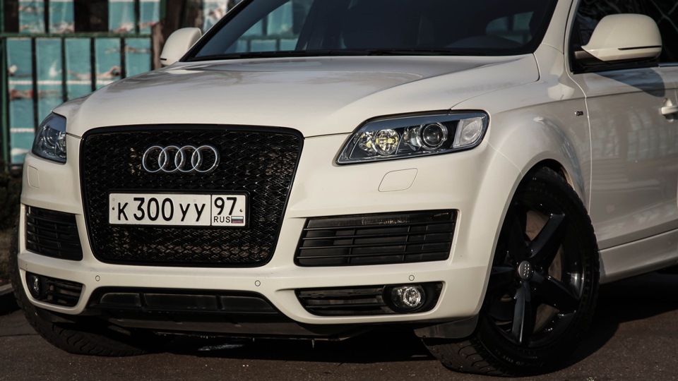 R rs l. Решетка Audi q7 RS. Ауди q7 r22. Решетки радиатора RS Audi q7 4 l. Audi q7 4l в пленке.