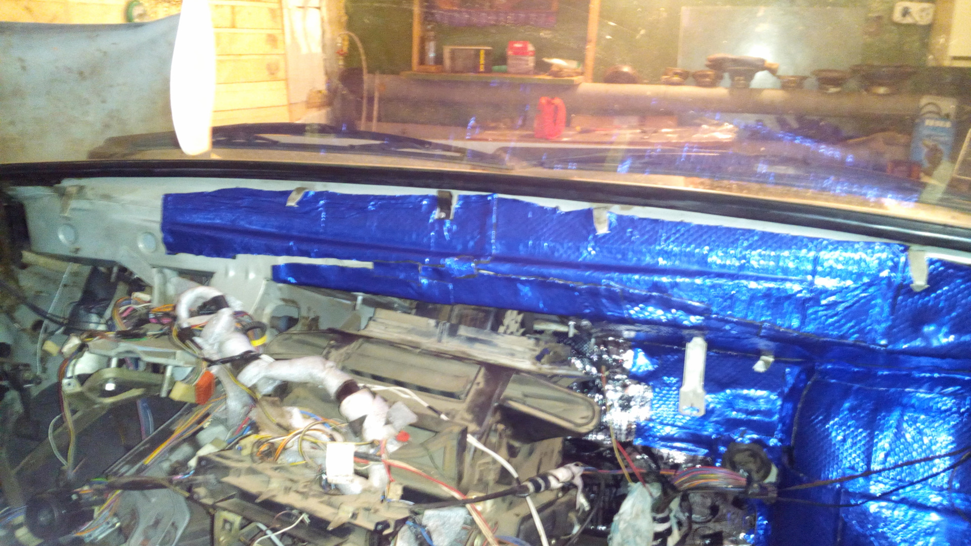 Шумоизоляция моторного отсека ваз 2114. Шумоизоляция моторного щита ваз. Моторный щит ваз 2112. Шумоизоляция авто процесс. Шумоизоляция моторного щита ваз.