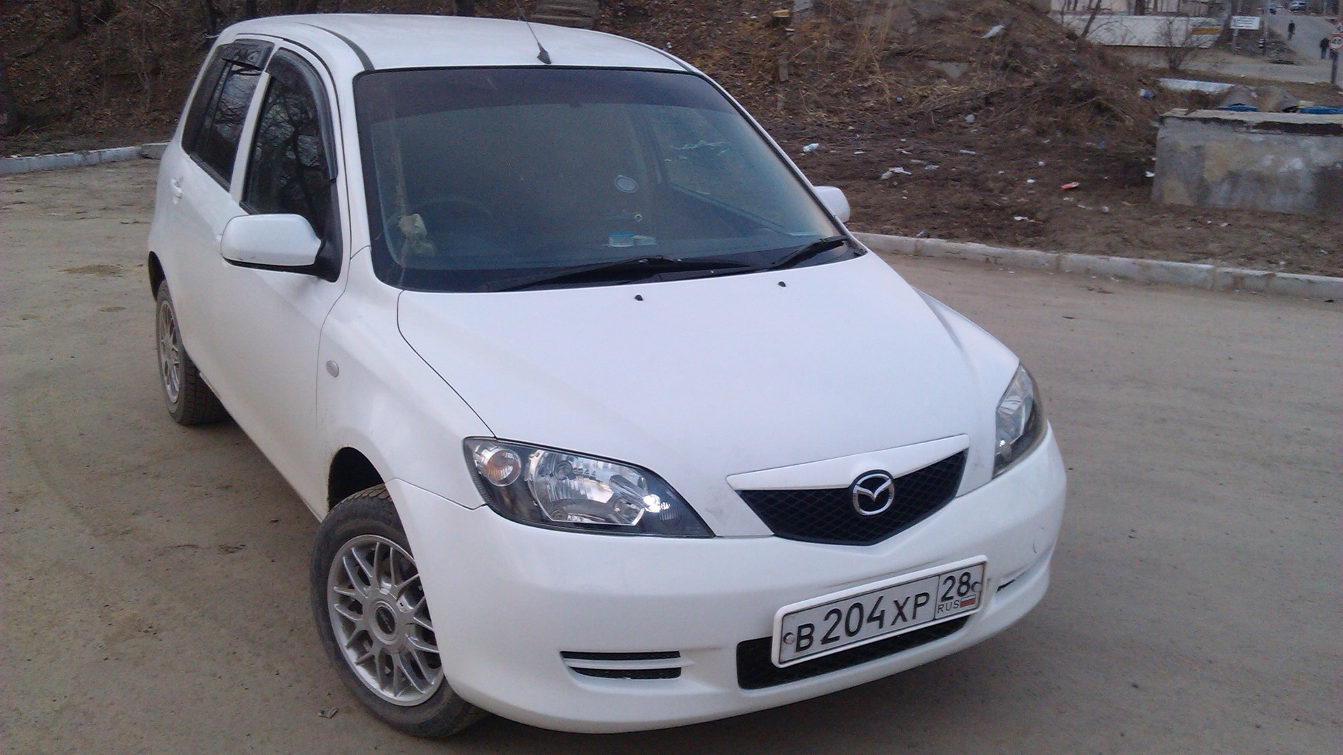 Mazda Demio (2G) 1.3 бензиновый 2003 | Белая Zoom Zoom на DRIVE2