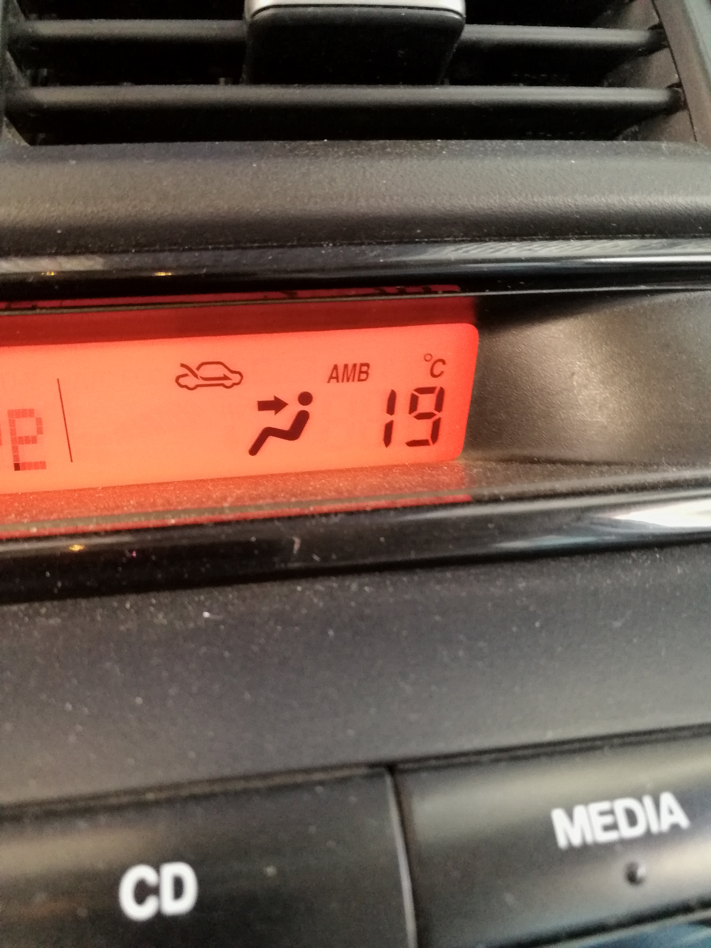 Показывать температуру на экране. Mazda 6 gg датчик температуры окружающей среды. Датчик окружающей среды Мазда 6 GH. Датчик температуры наружного воздуха Мазда 3 2008 года. Датчик температуры воздуха Мазда 3.