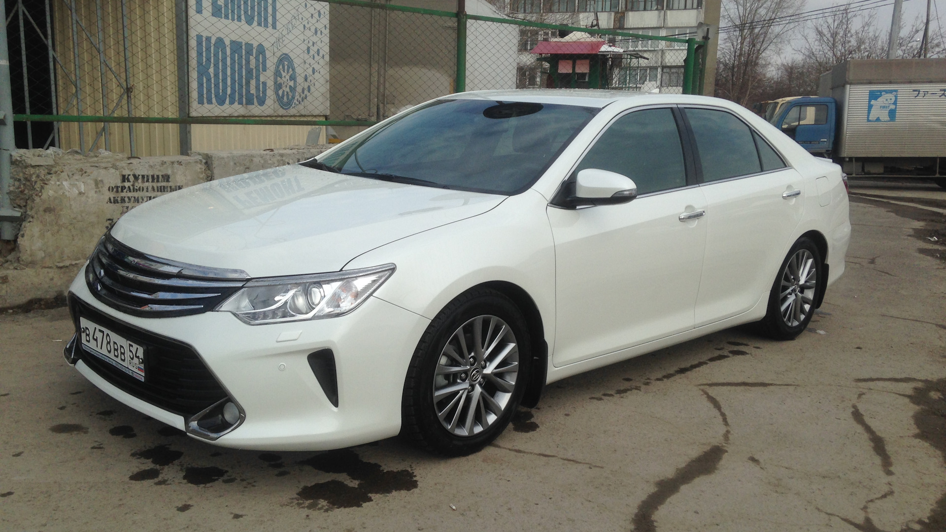 Toyota Camry 55 белый перламутр