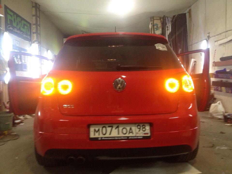 Фонарь гольф 5. VW Golf 5 GTI Rear Light. Диодные фонари гольф 5. VW Golf 5 r32 Rear Light led. Фонари Golf 5 r32.