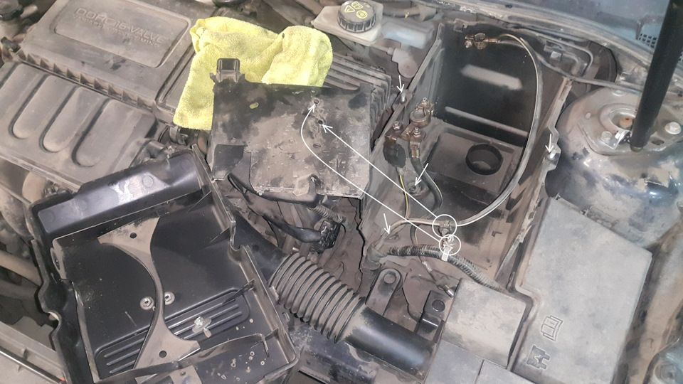 Для снятия потребуется открутить две гайки, пару болтов и отцепить проводку от боковины (ящик для АКБ состоит из двух частей). — Mazda 3 (1G) BK