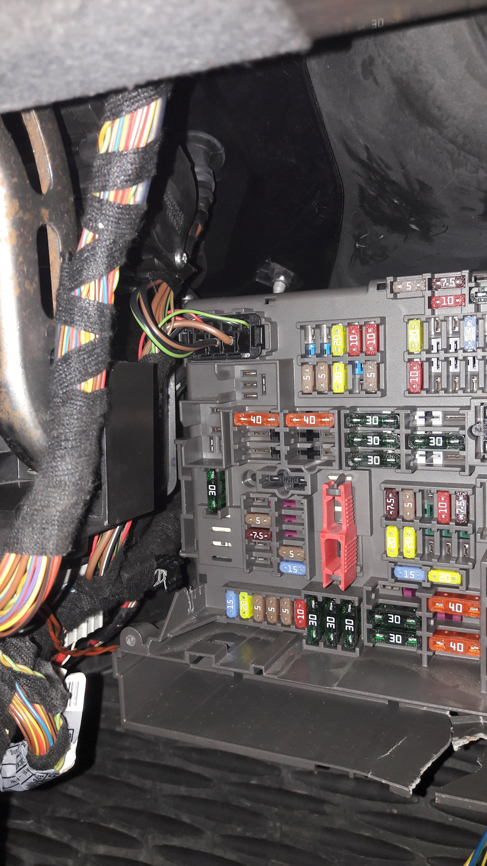 Блок предохранителей e90. Реле звукового сигнала bmw e34. Как почистить клеммы на блоке предохранителей. Предохранители bmw e90. Реле бмв е90.