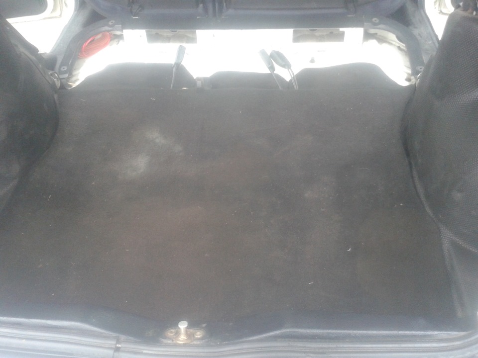 прикрываем все это дело чистым ковриком — Volkswagen Golf Mk3