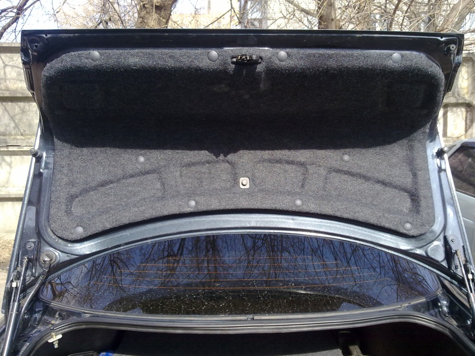 Перетяжка карпетом крышки багажника — Nissan Primera (P10), 2 л, 1995 ...