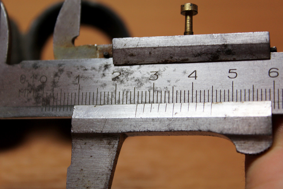 Внутренний диаметр для резиновых втулок фирмы Kayaba 443183 составляет — 26,9 мм — Nissan Terrano I. Запчасти на фото: 443183